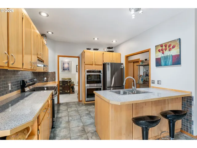 Kitchen-Breakfast Bar