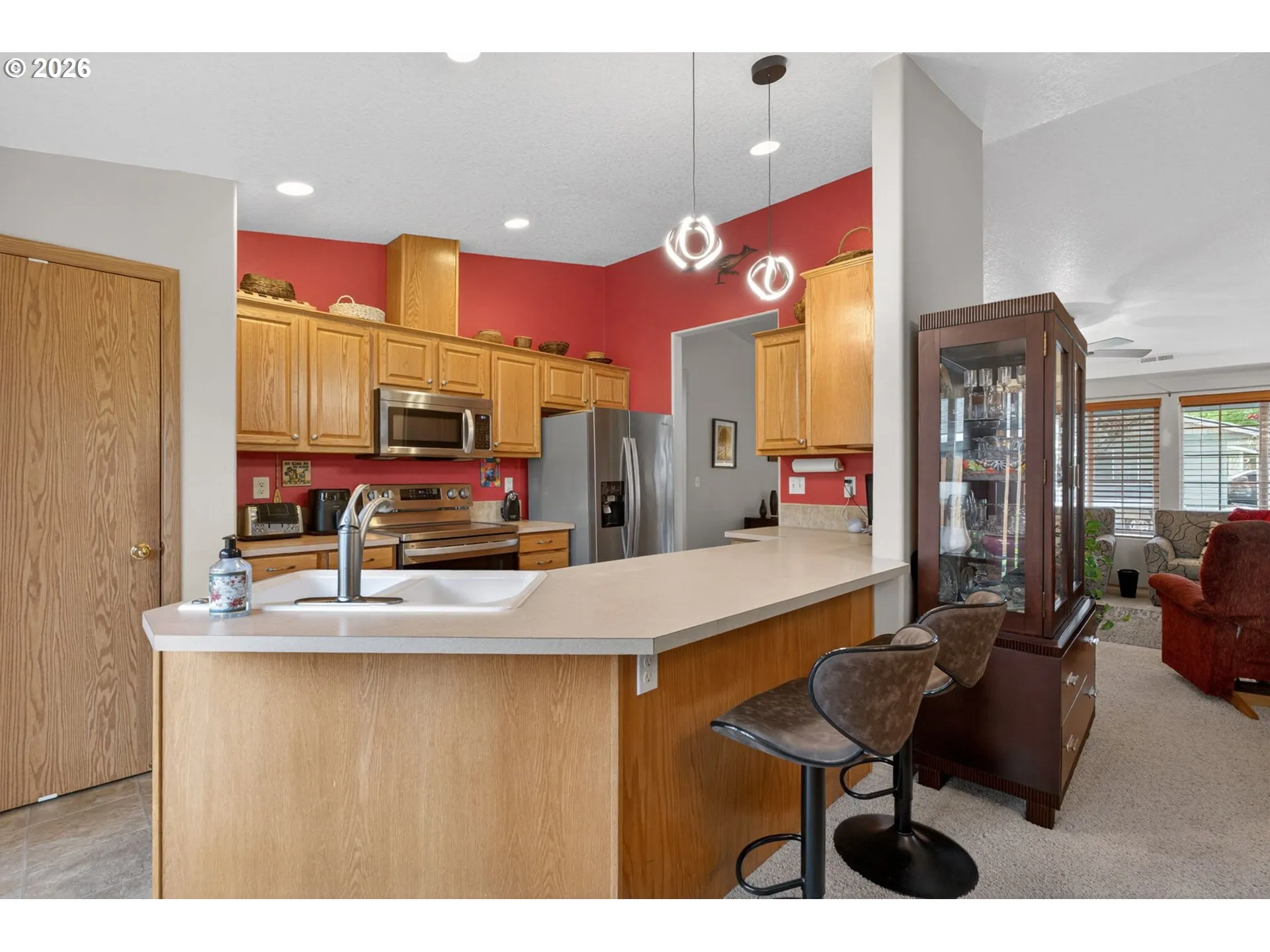 Kitchen-Breakfast Bar
