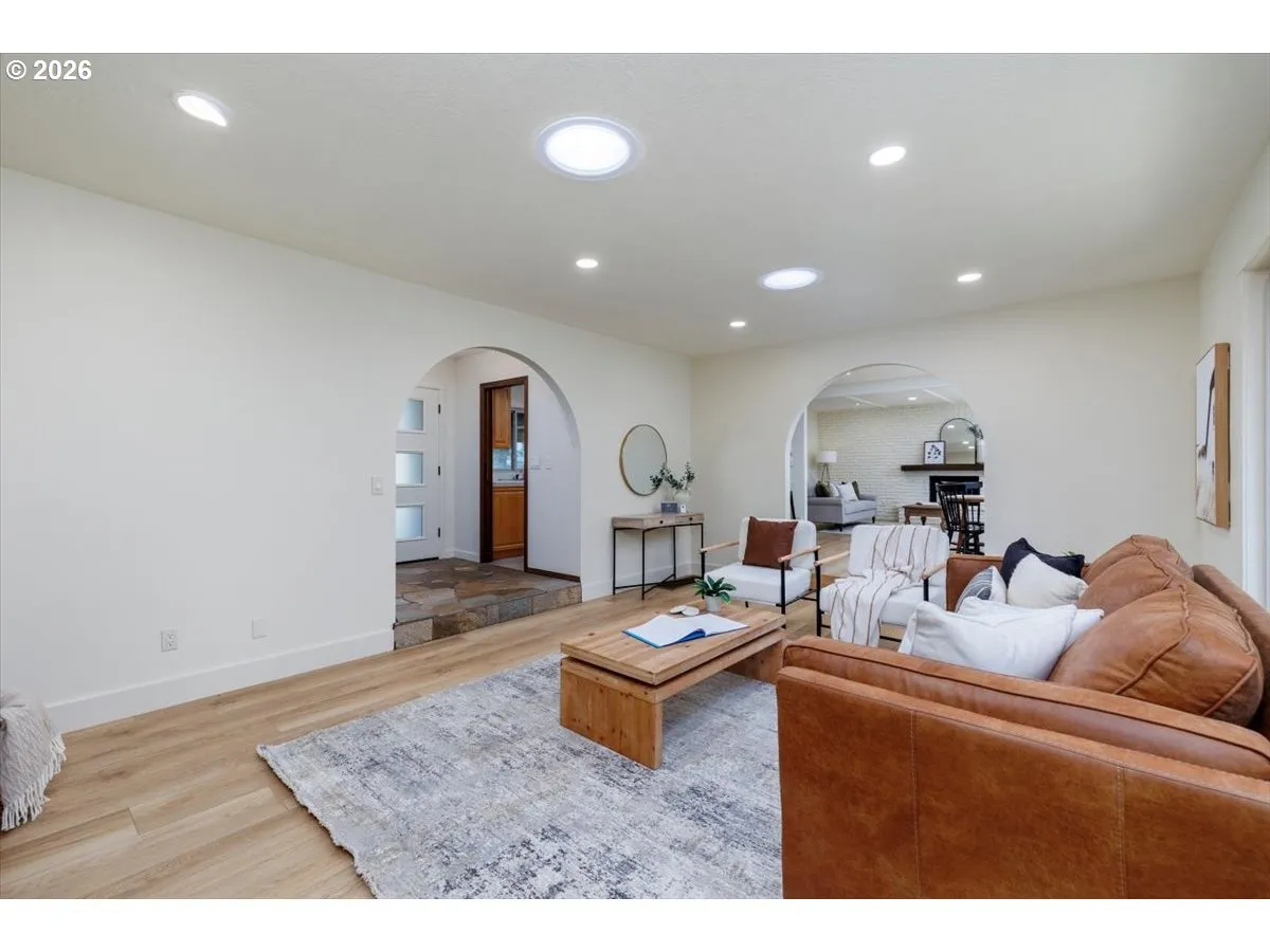 Living Room/Entrance