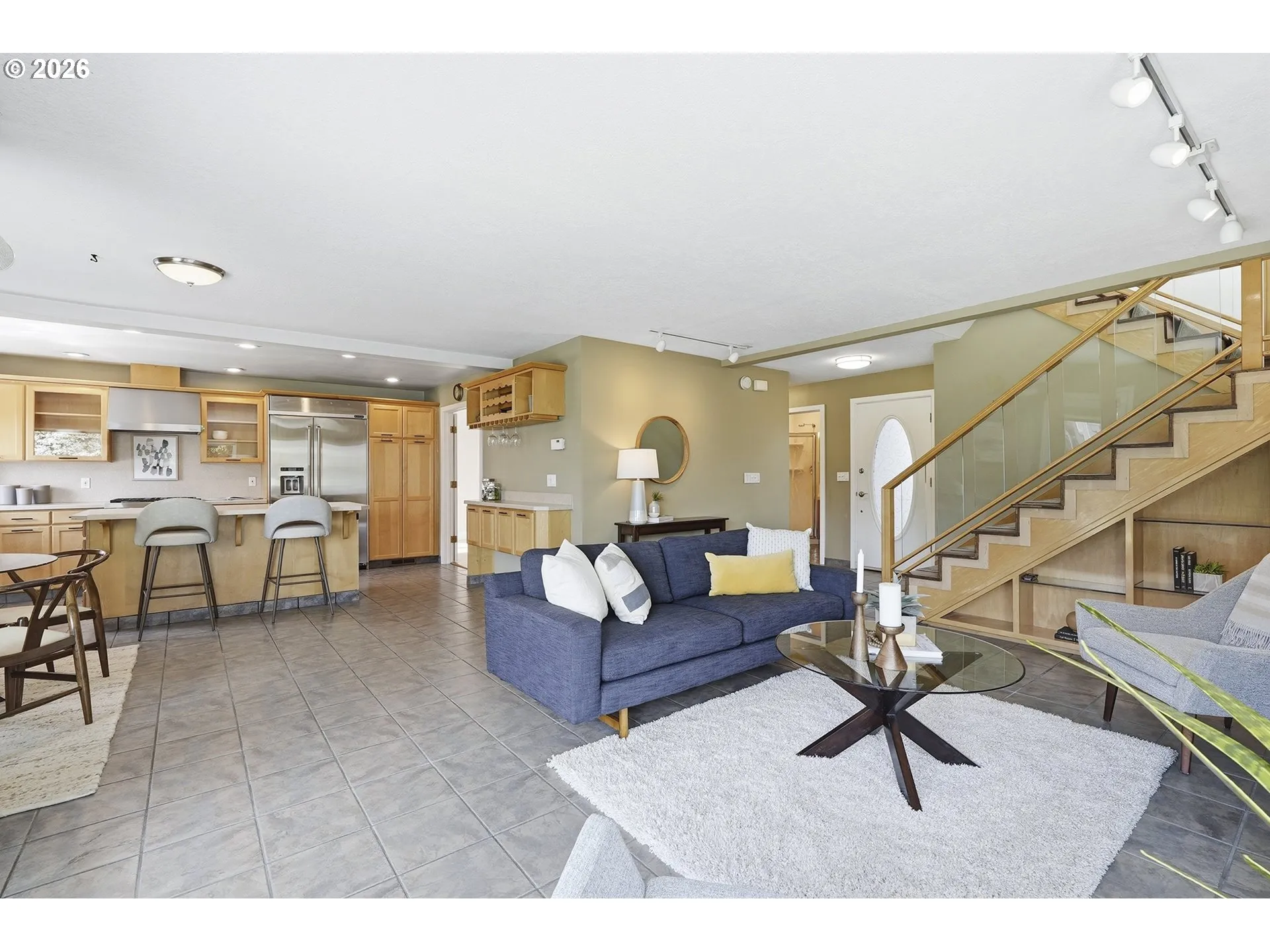 Living Room/Entrance