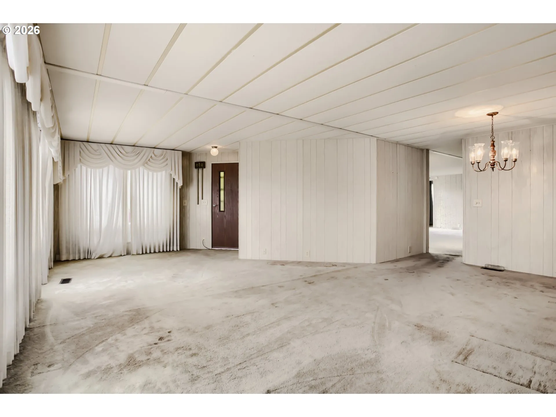 Living Room/Entrance