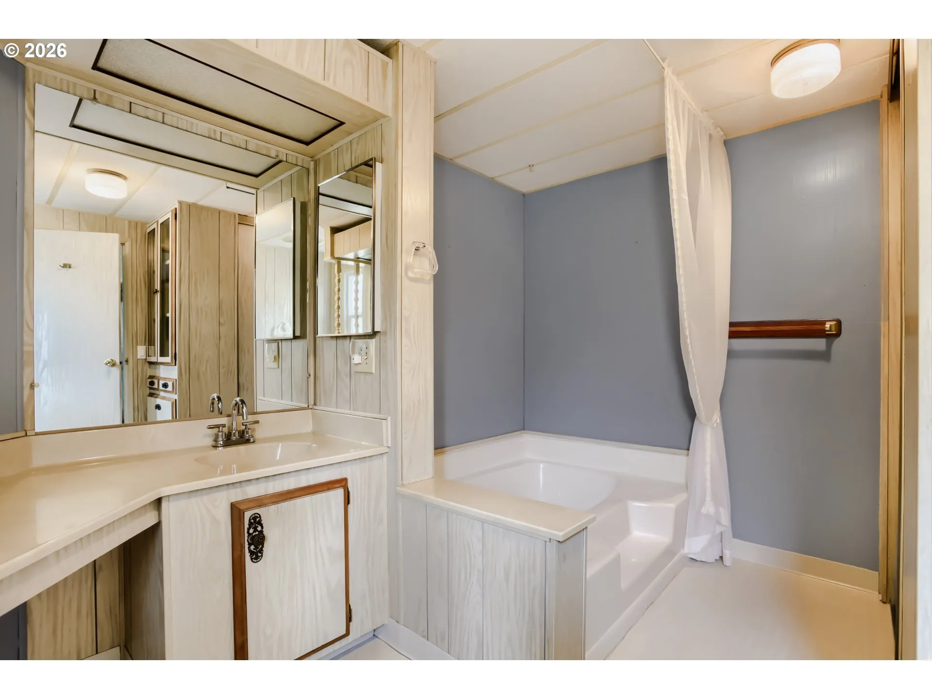 Bathroom, Attached-Garden Tub