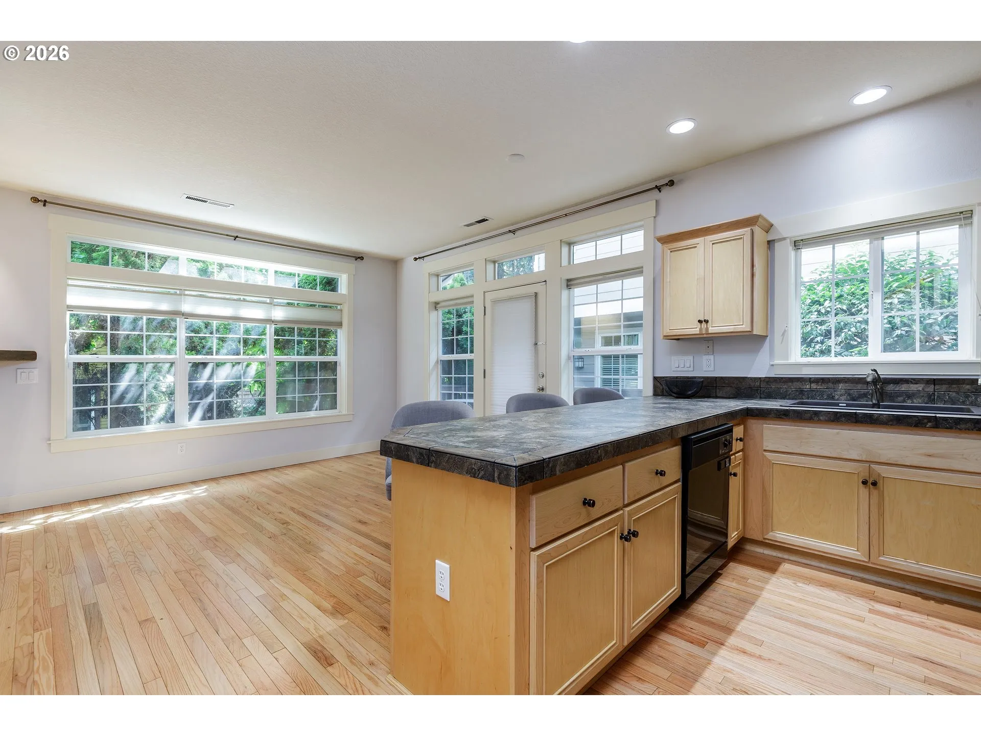 Kitchen-Breakfast Bar