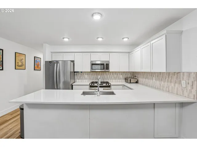 Kitchen-Breakfast Bar