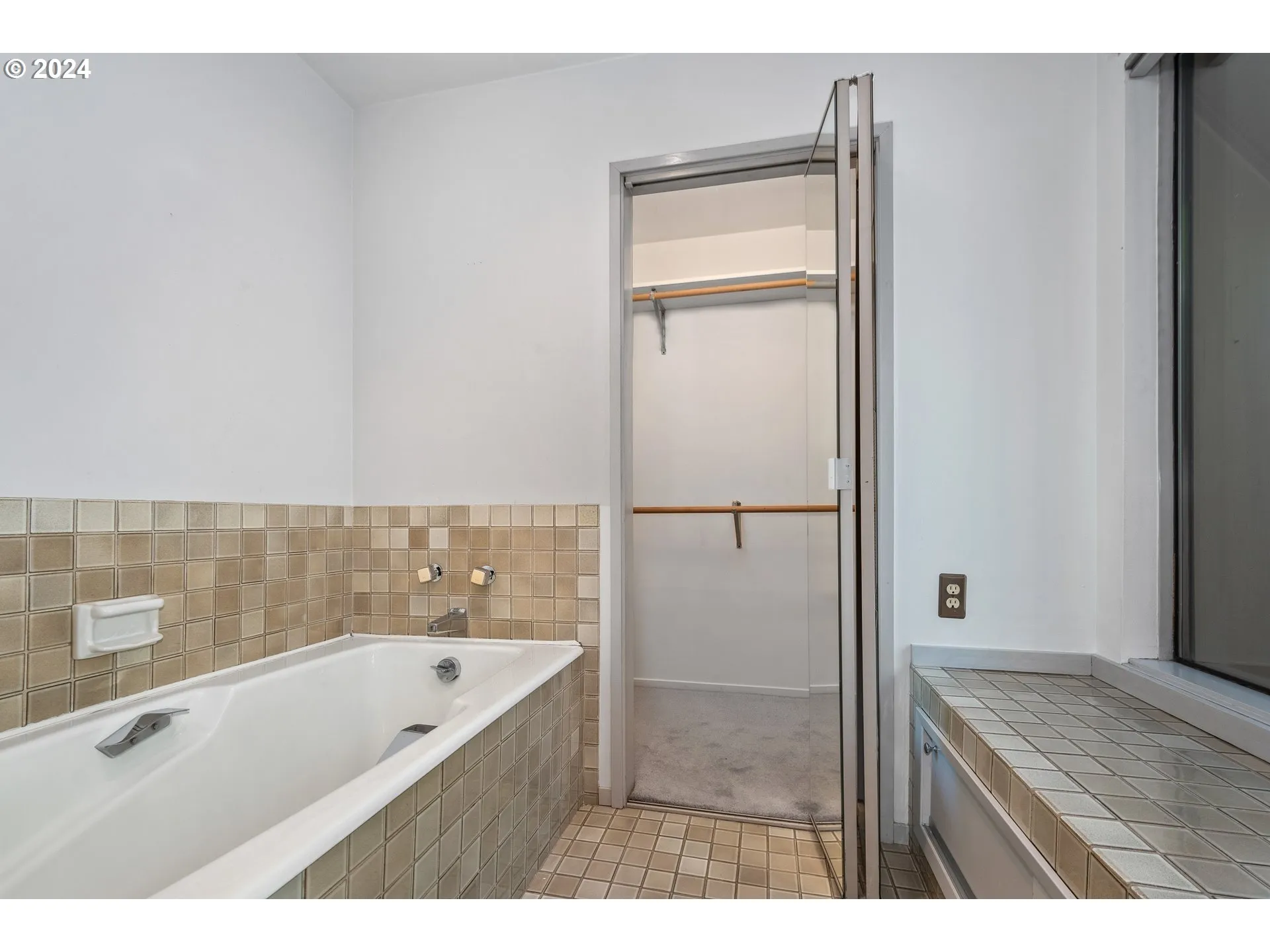 Owner's Suite Bathroom-Garden Tub