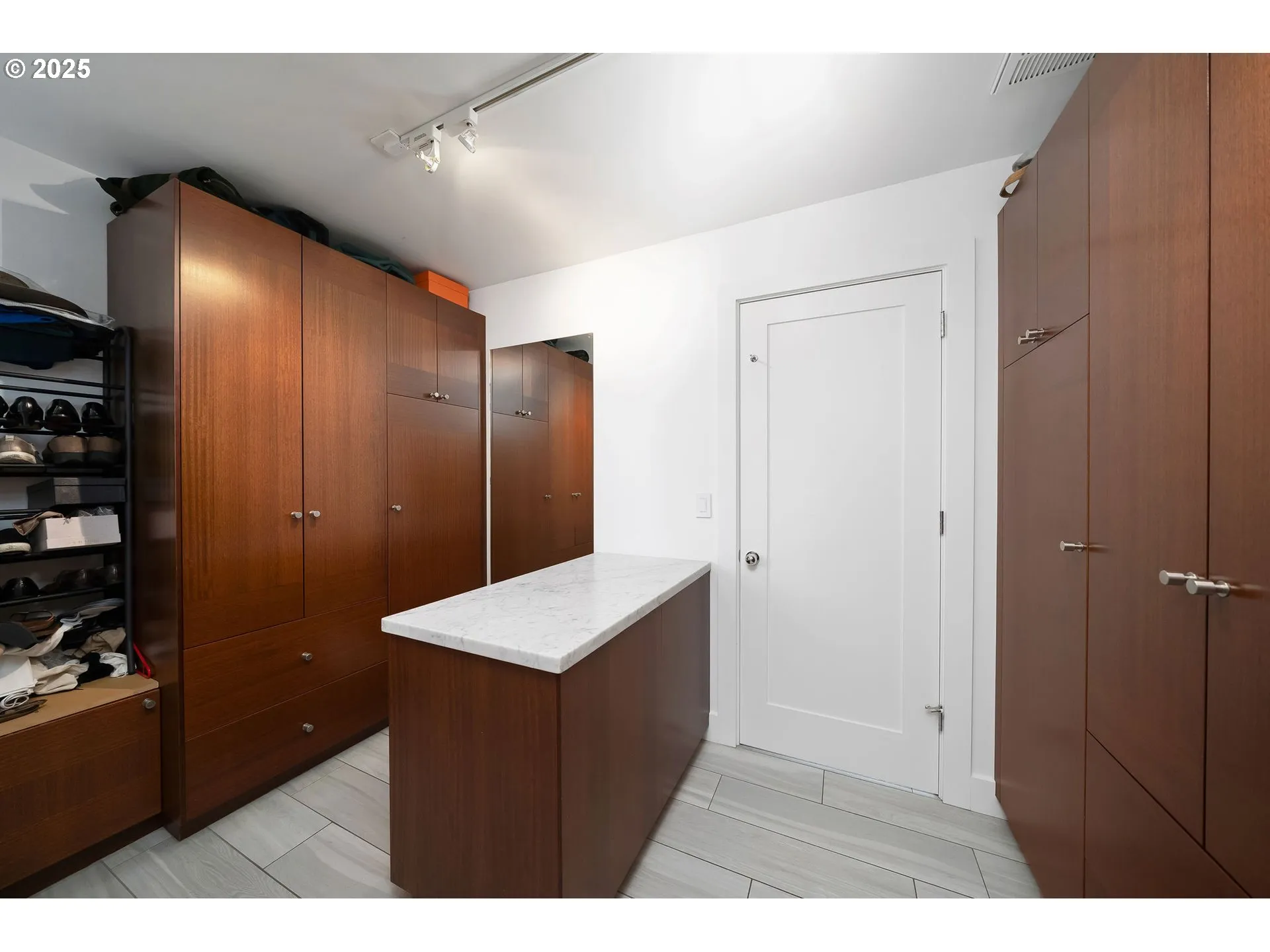 Bathroom, Attached-Walk-In Closet