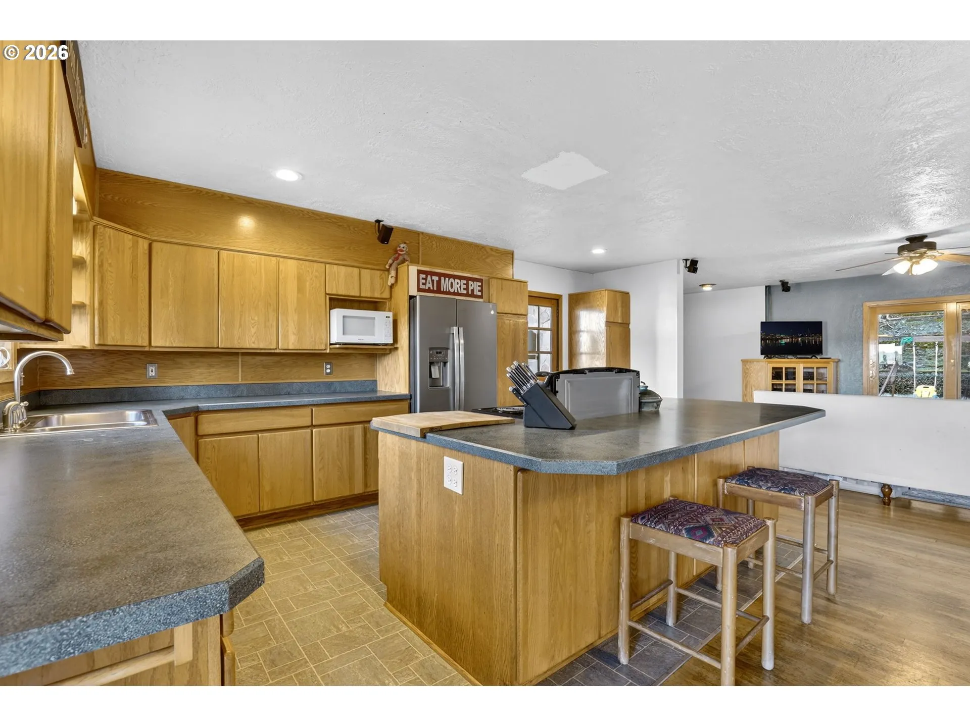 Kitchen-Breakfast Bar