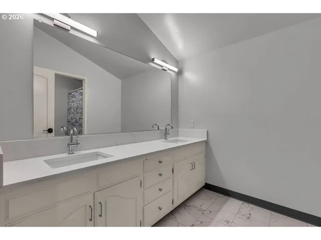 Bathroom-Upper