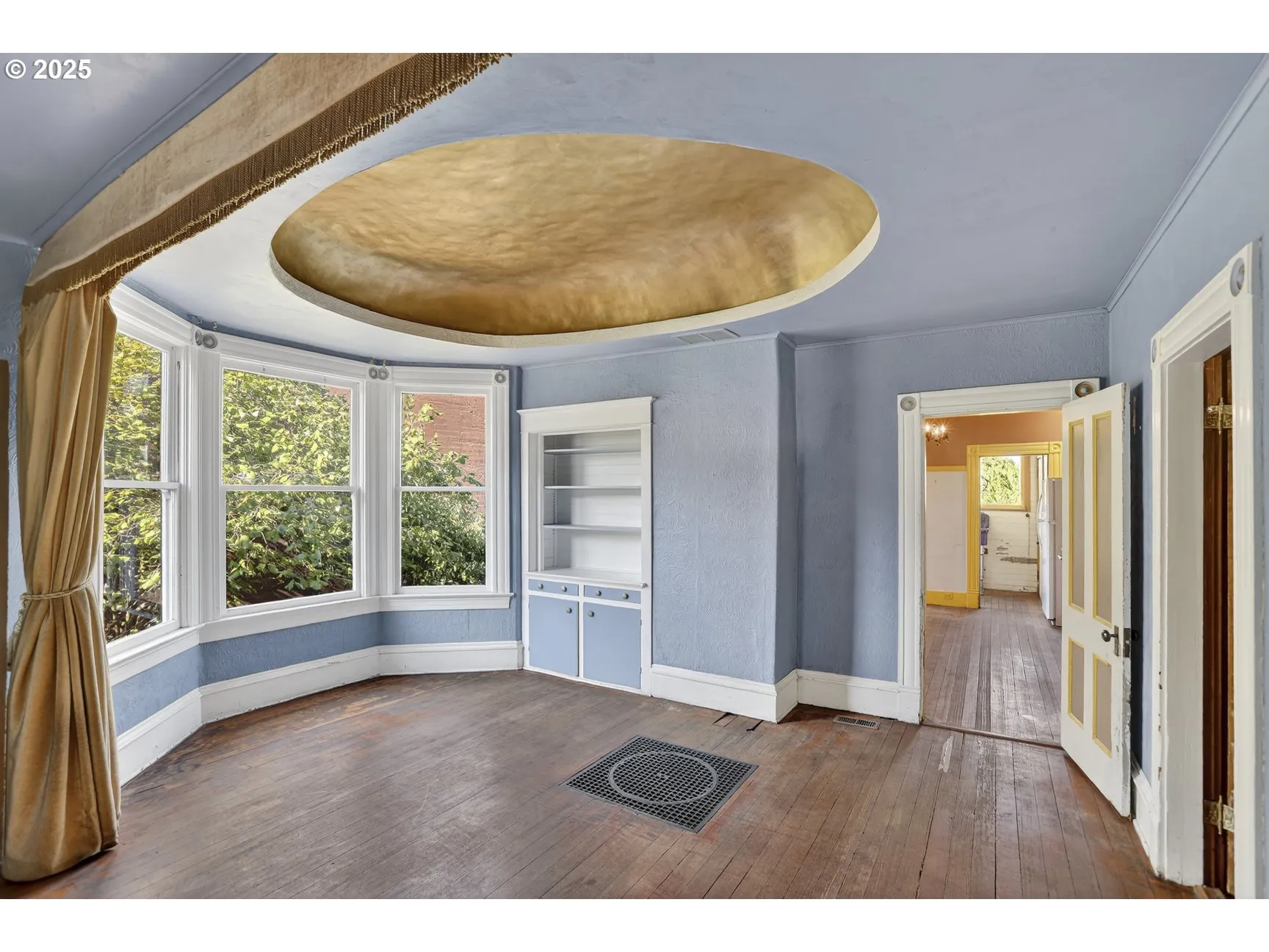 Dining Room-Vaulted Ceilings