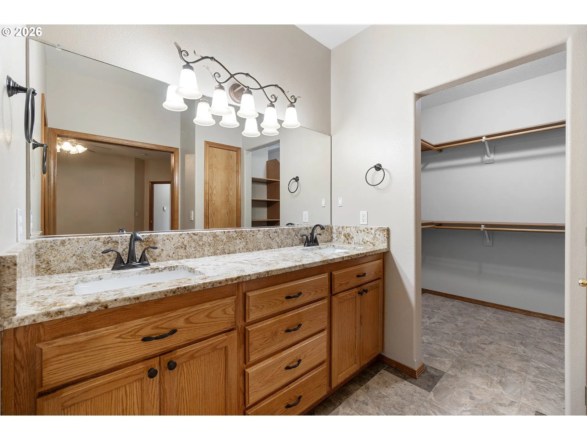 Bathroom, Attached-Walk-In Closet