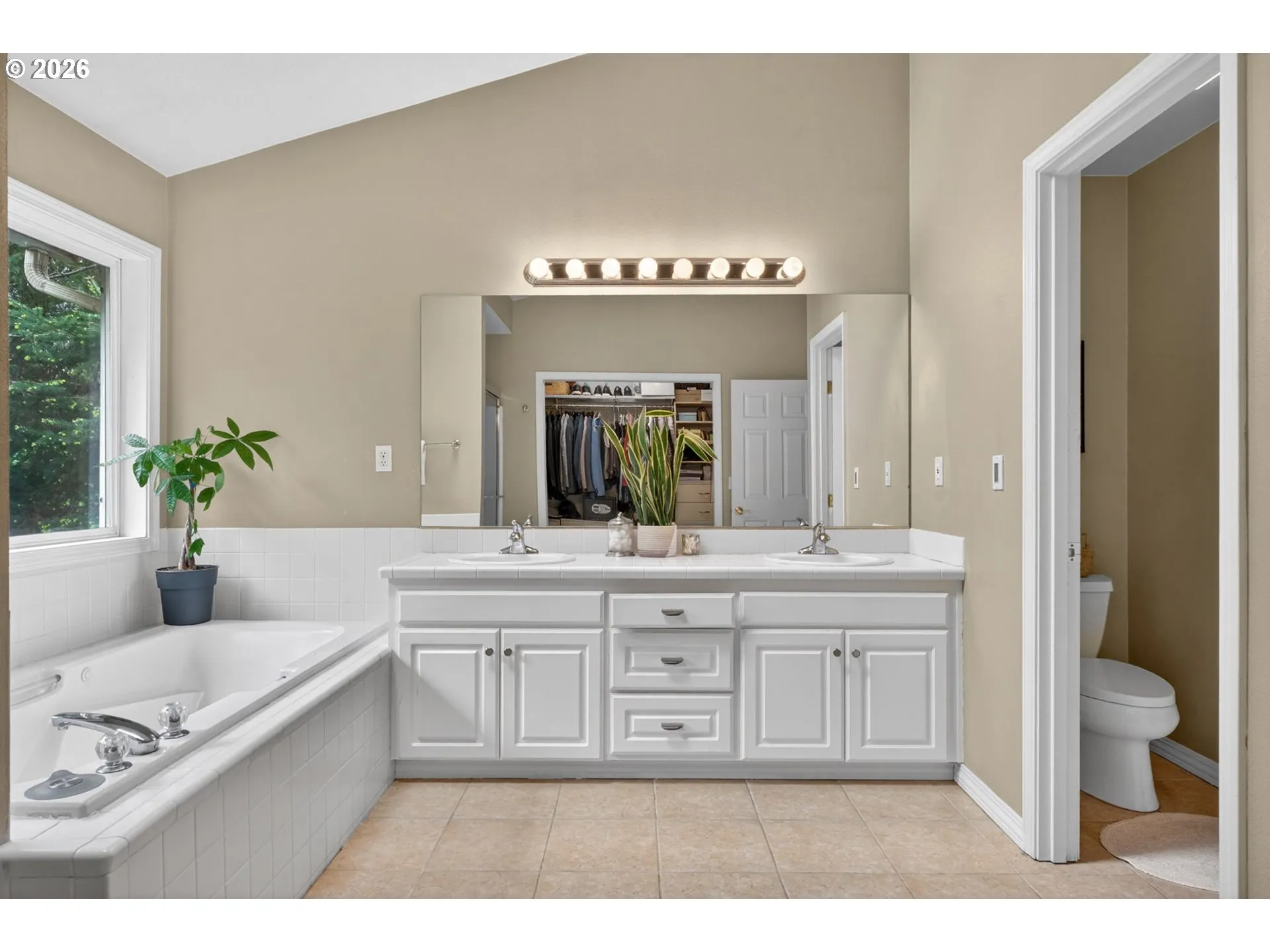 Bedroom, Primary-Upper