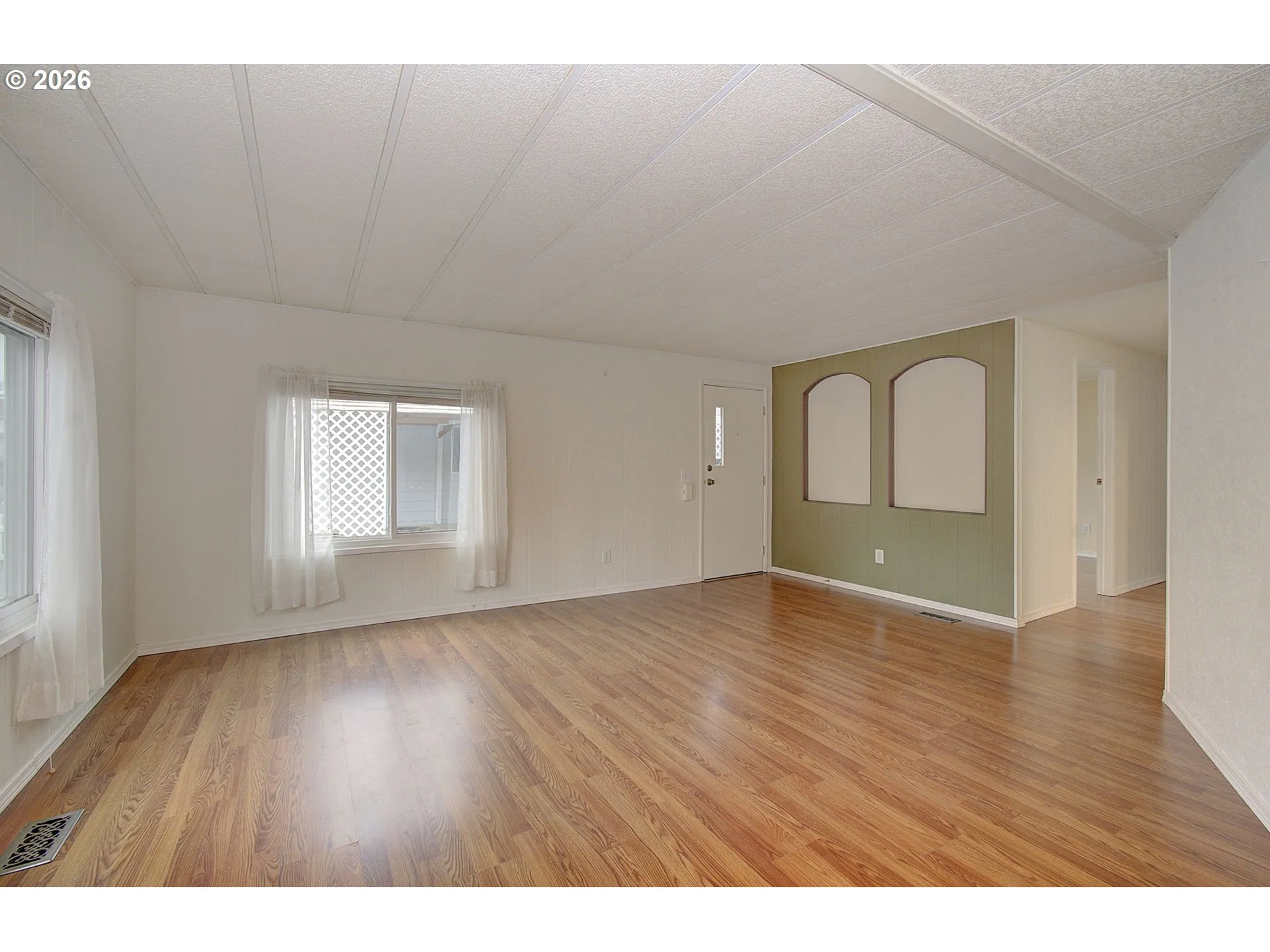 Living Room/Entrance