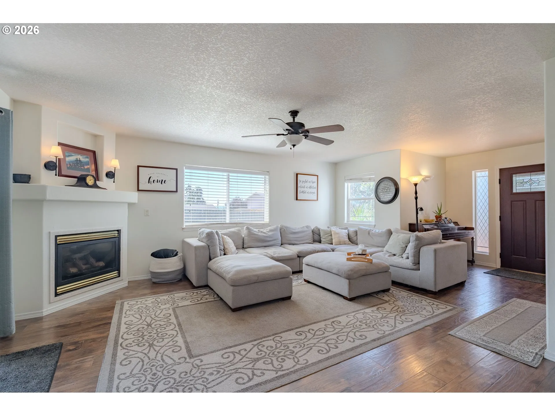 Living Room/Entrance