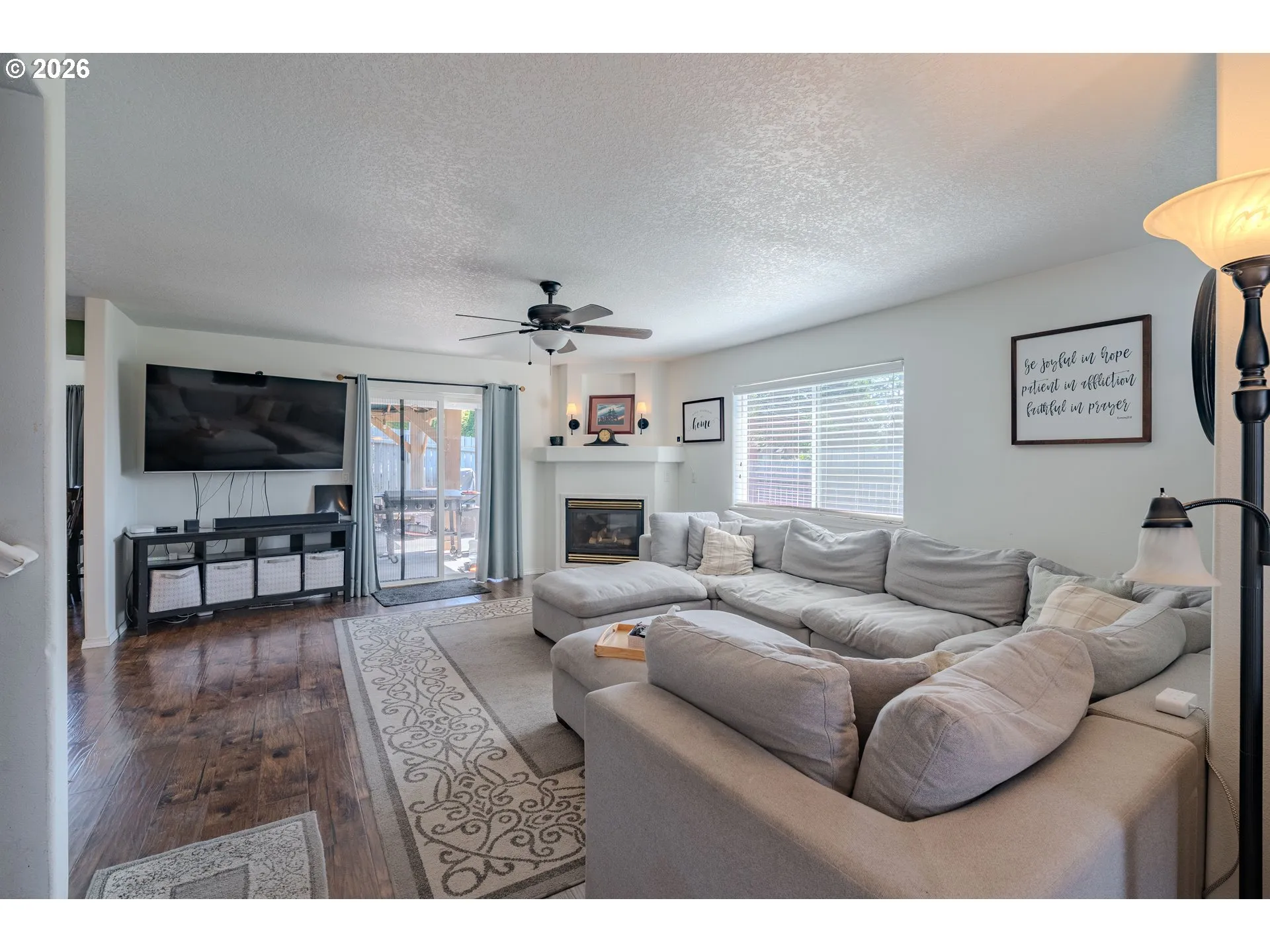 Living Room/Entrance