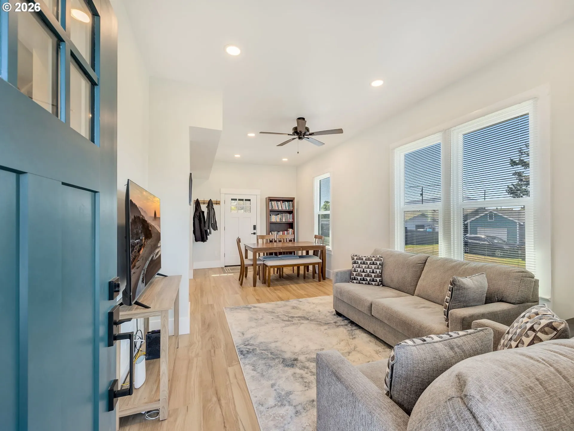 Living Room/Entrance