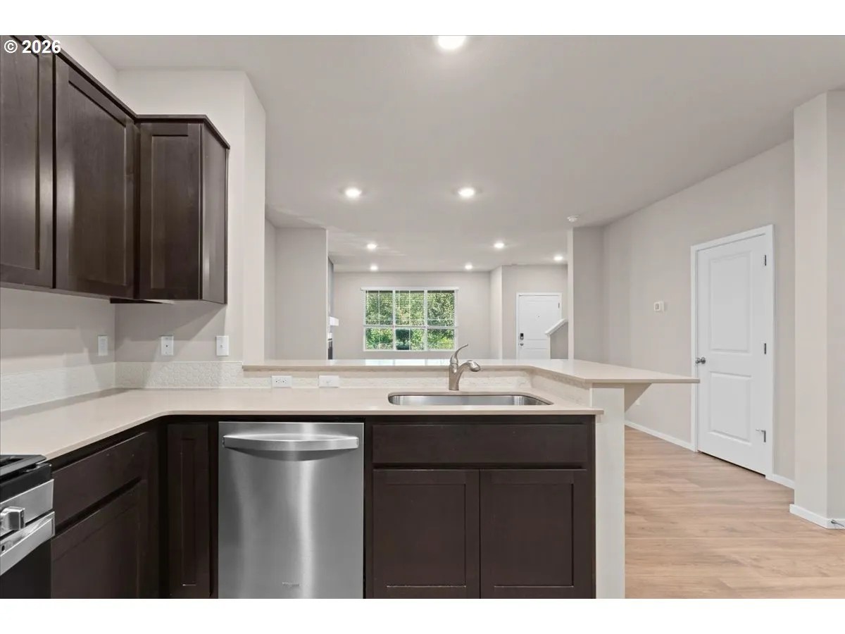 Kitchen-Breakfast Bar