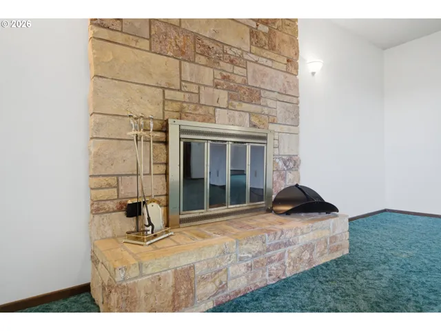 Living Room-Fireplace