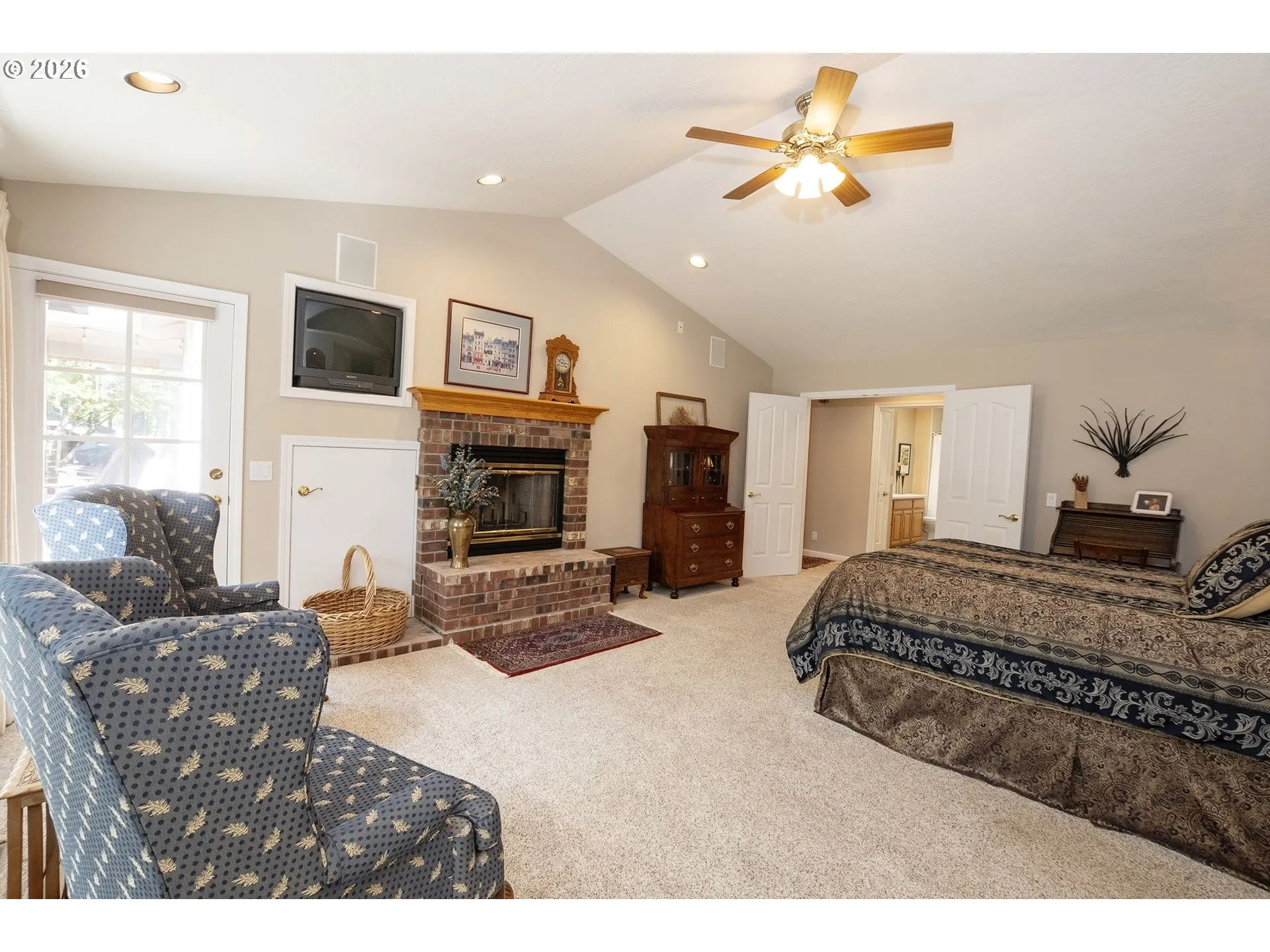 Bedroom, Primary-Vaulted Ceilings