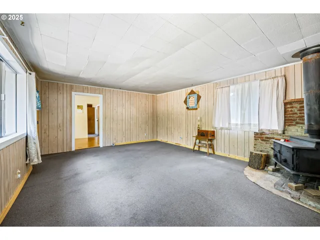 Living Room-Fireplace