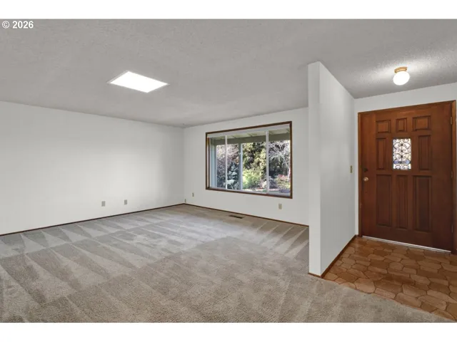 Living Room/Entrance