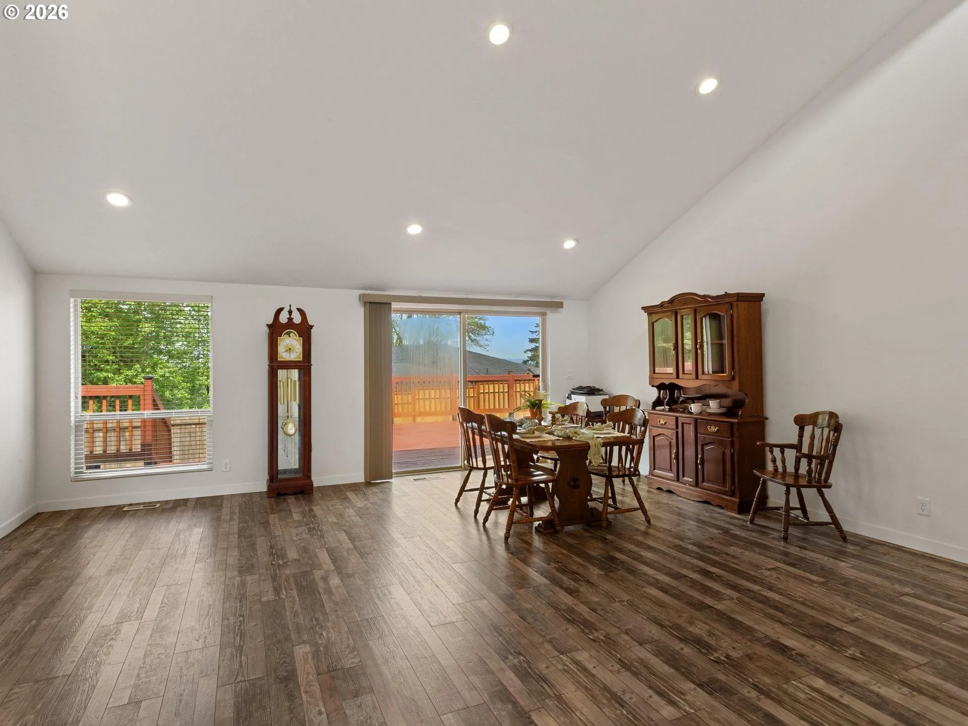 Living Room/Entrance