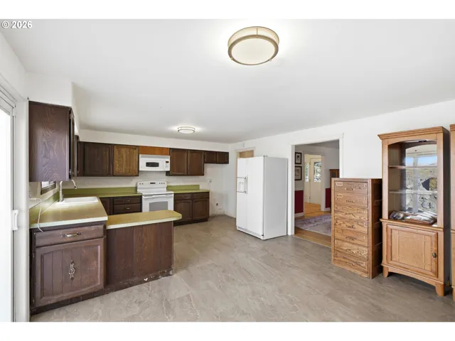 Kitchen-Breakfast Bar