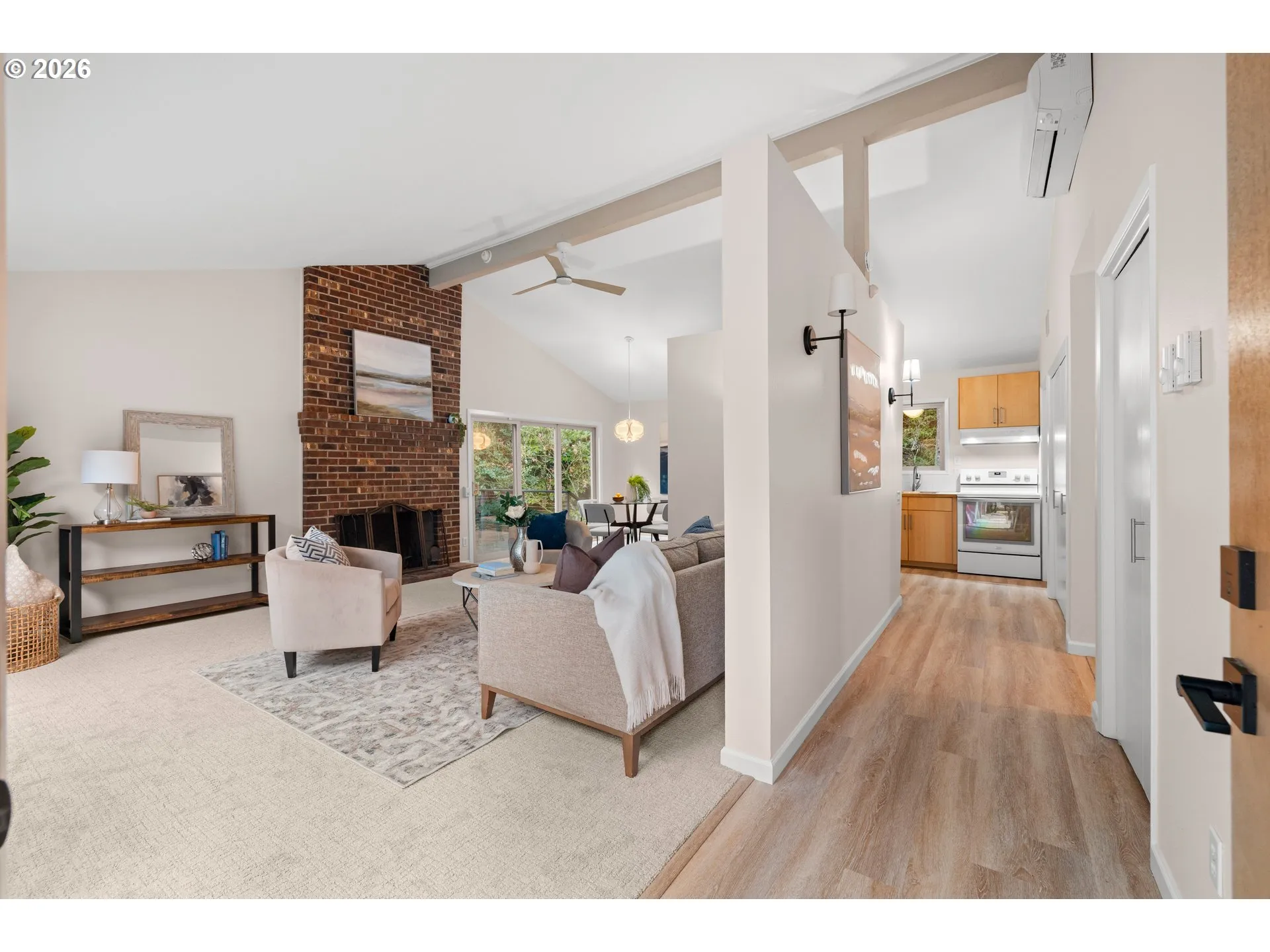 Living Room/Entrance