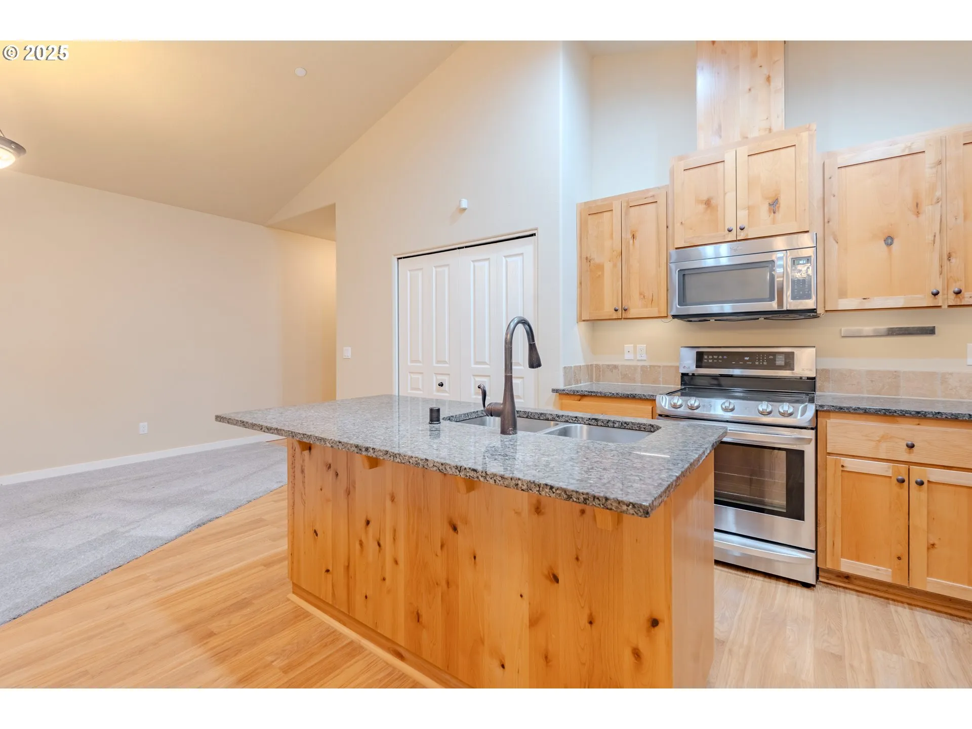 Kitchen/Living Room-Island