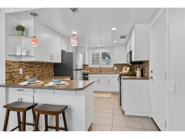 Kitchen-Breakfast Bar