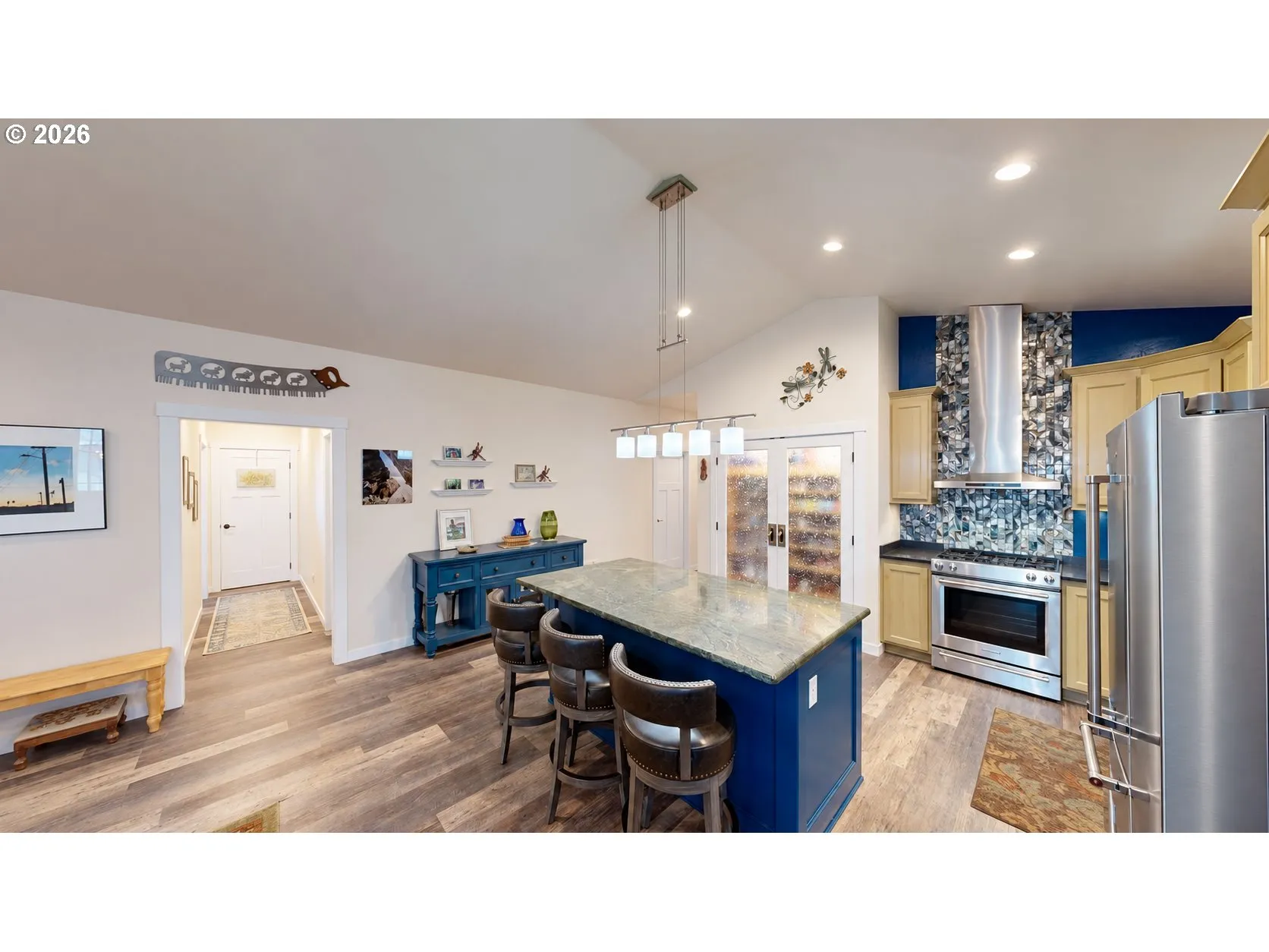 Kitchen-Breakfast Bar