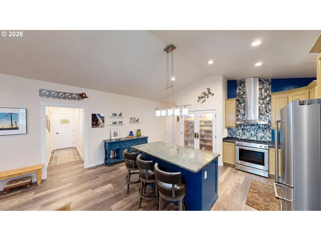 Kitchen-Breakfast Bar