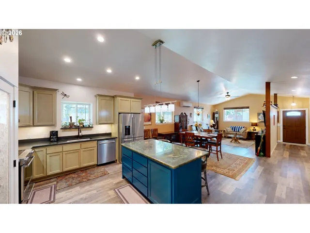 Kitchen-Breakfast Bar