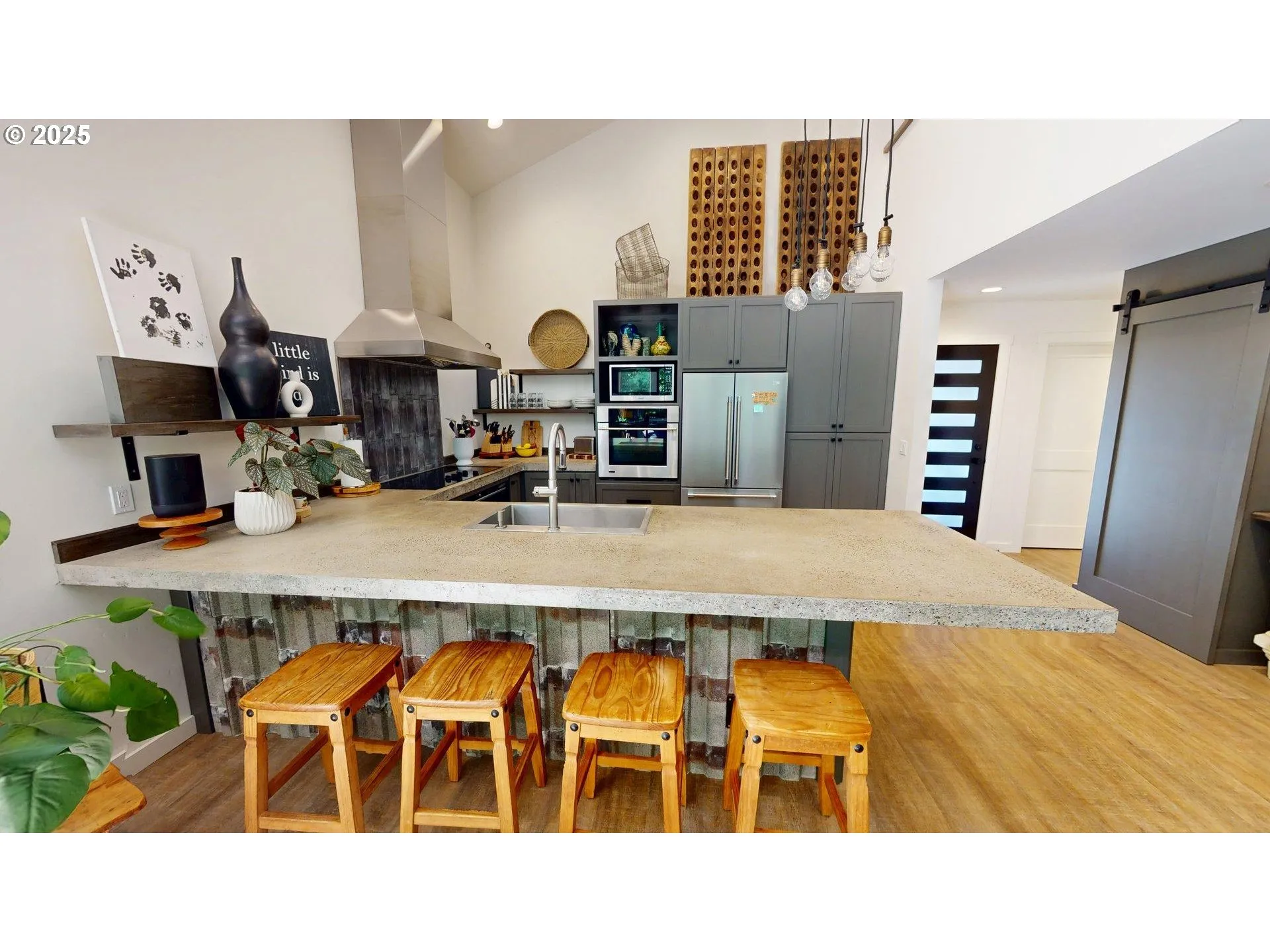 Kitchen-Breakfast Bar