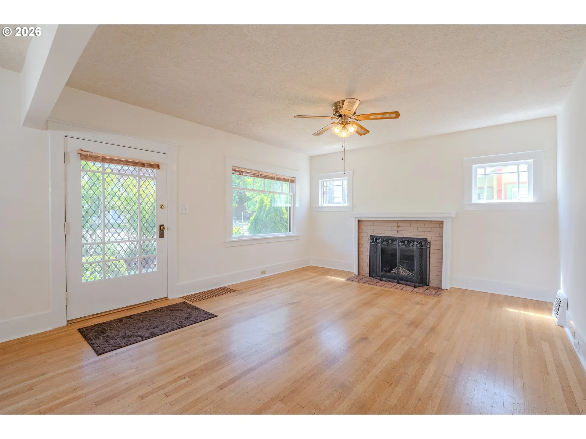 Living Room/Entrance