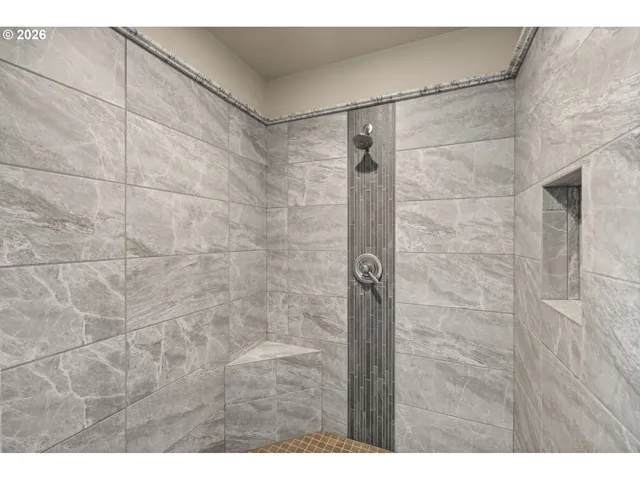 Bedroom-Full Bathroom
