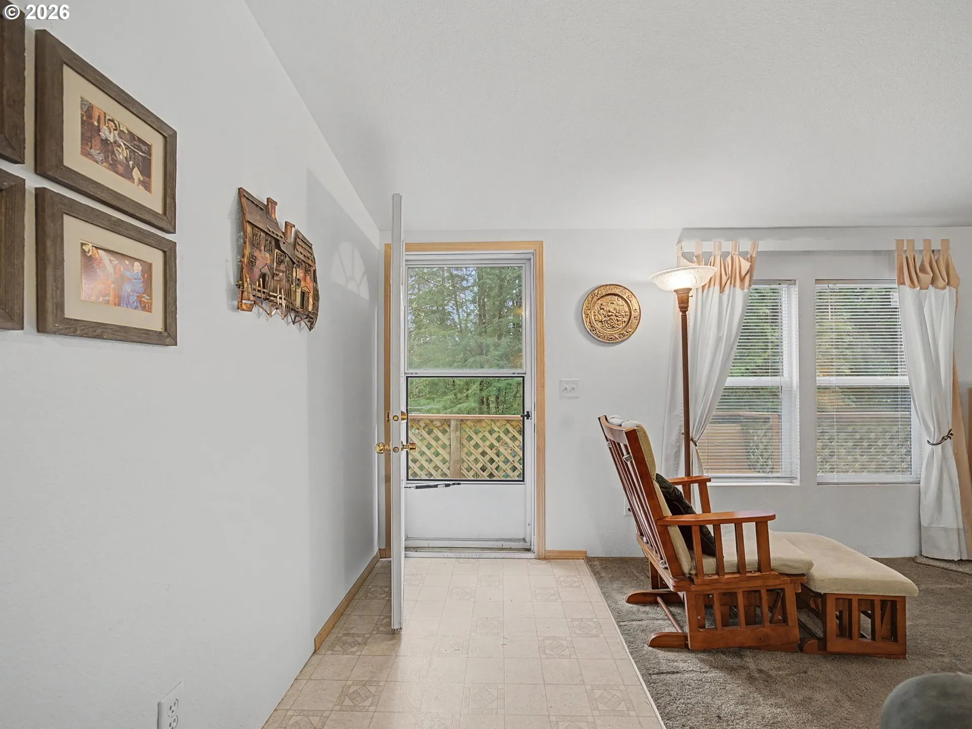Living Room/Entrance
