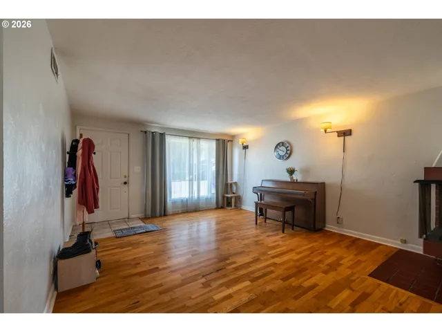 Living Room/Entrance