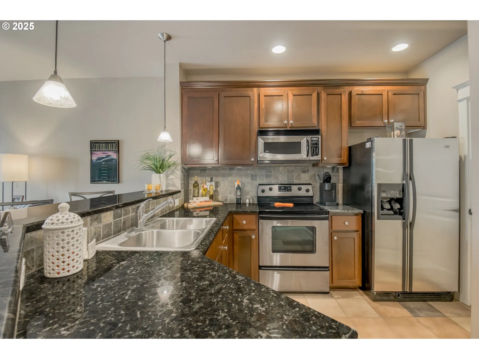 Kitchen-Breakfast Bar