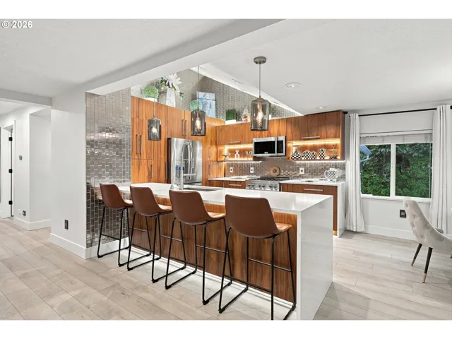 Kitchen-Breakfast Bar