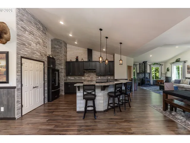 Kitchen-Breakfast Bar