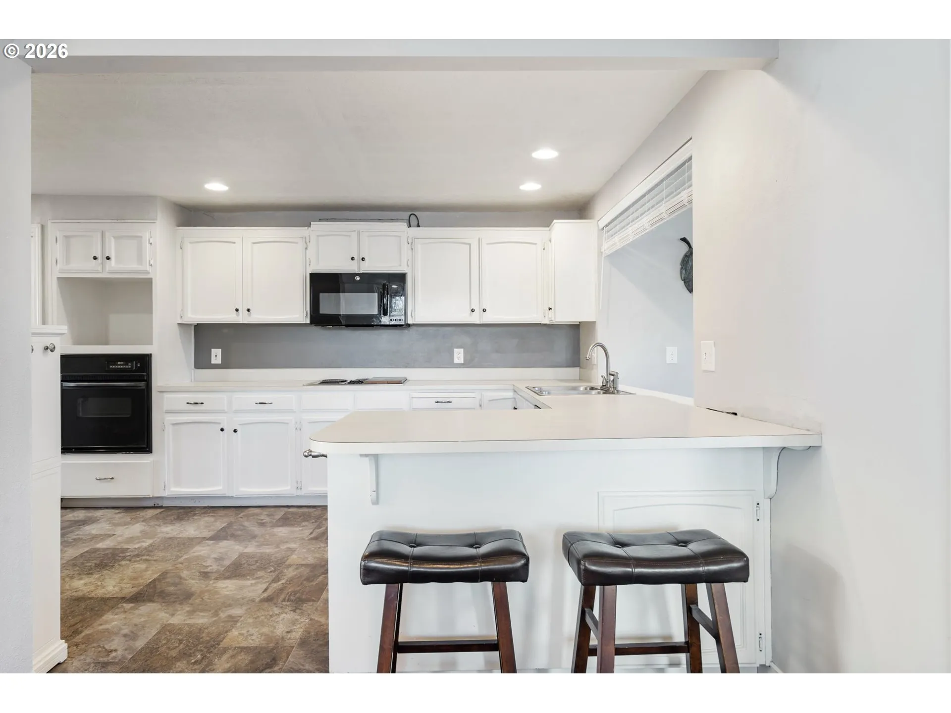 Kitchen-Breakfast Bar