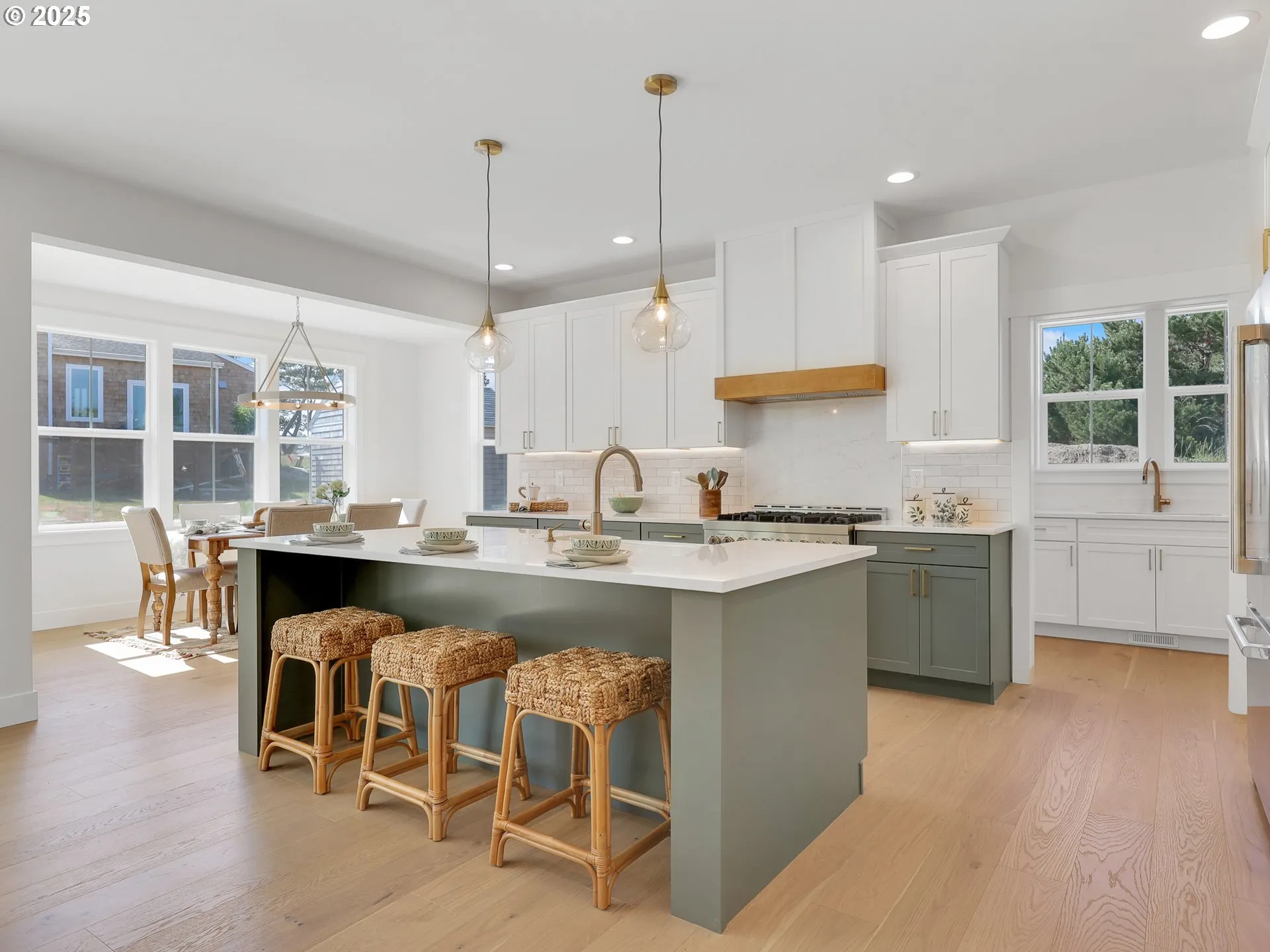 Kitchen-Breakfast Bar