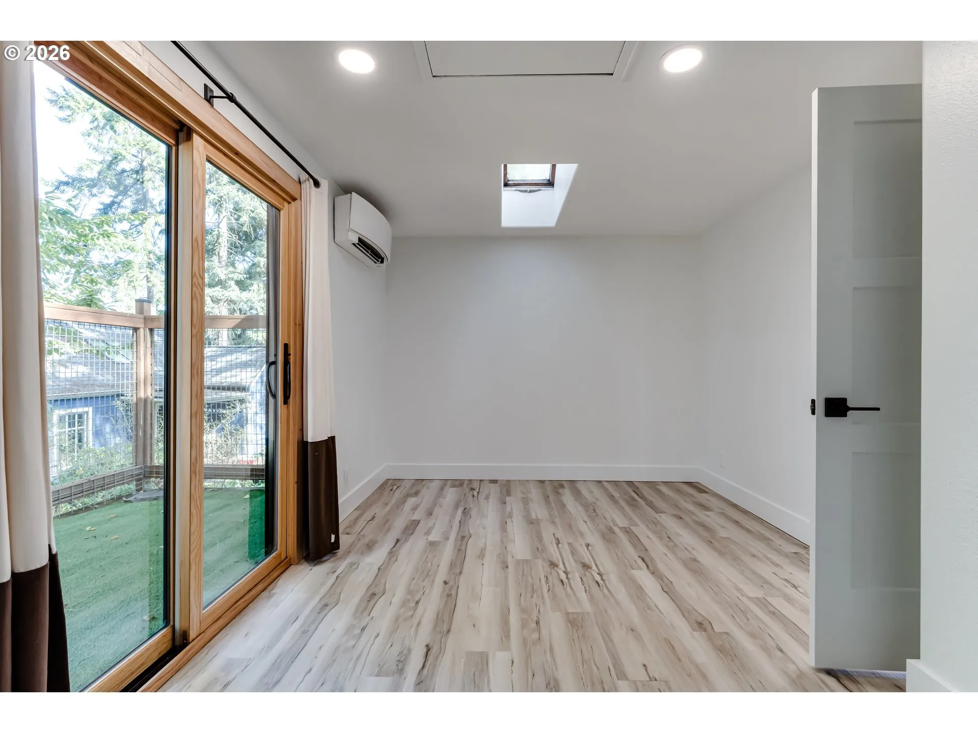 Bedroom, Primary-Skylight
