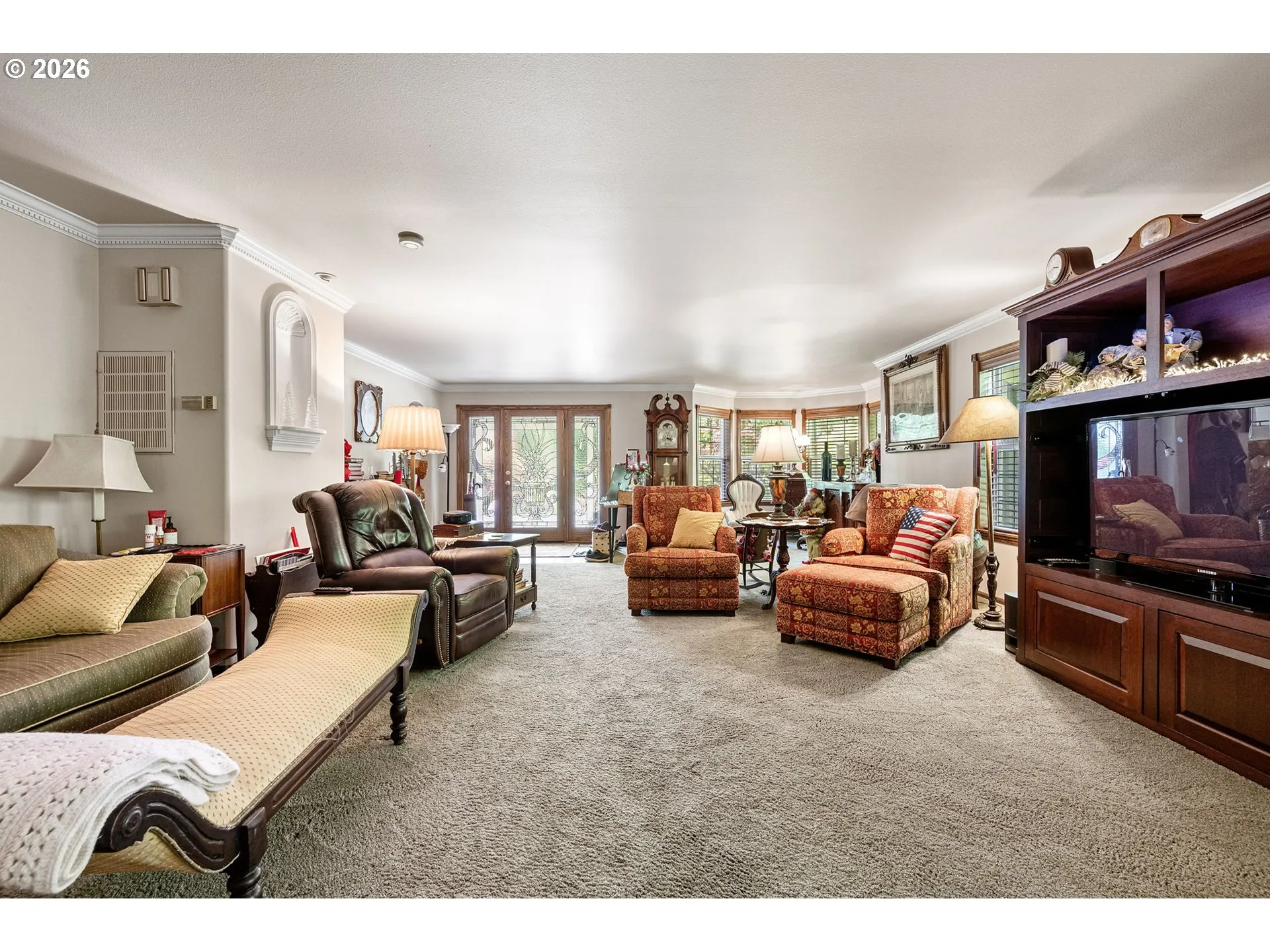 Living Room/Entrance