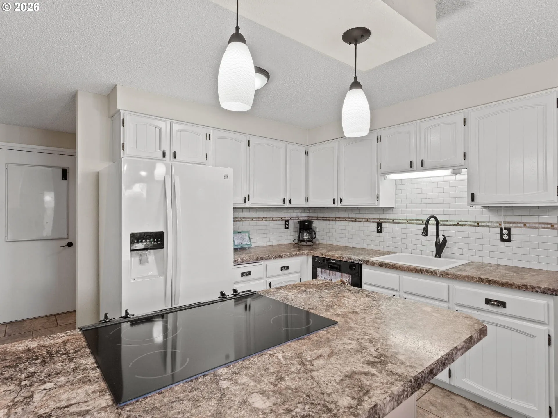 Kitchen-Breakfast Bar