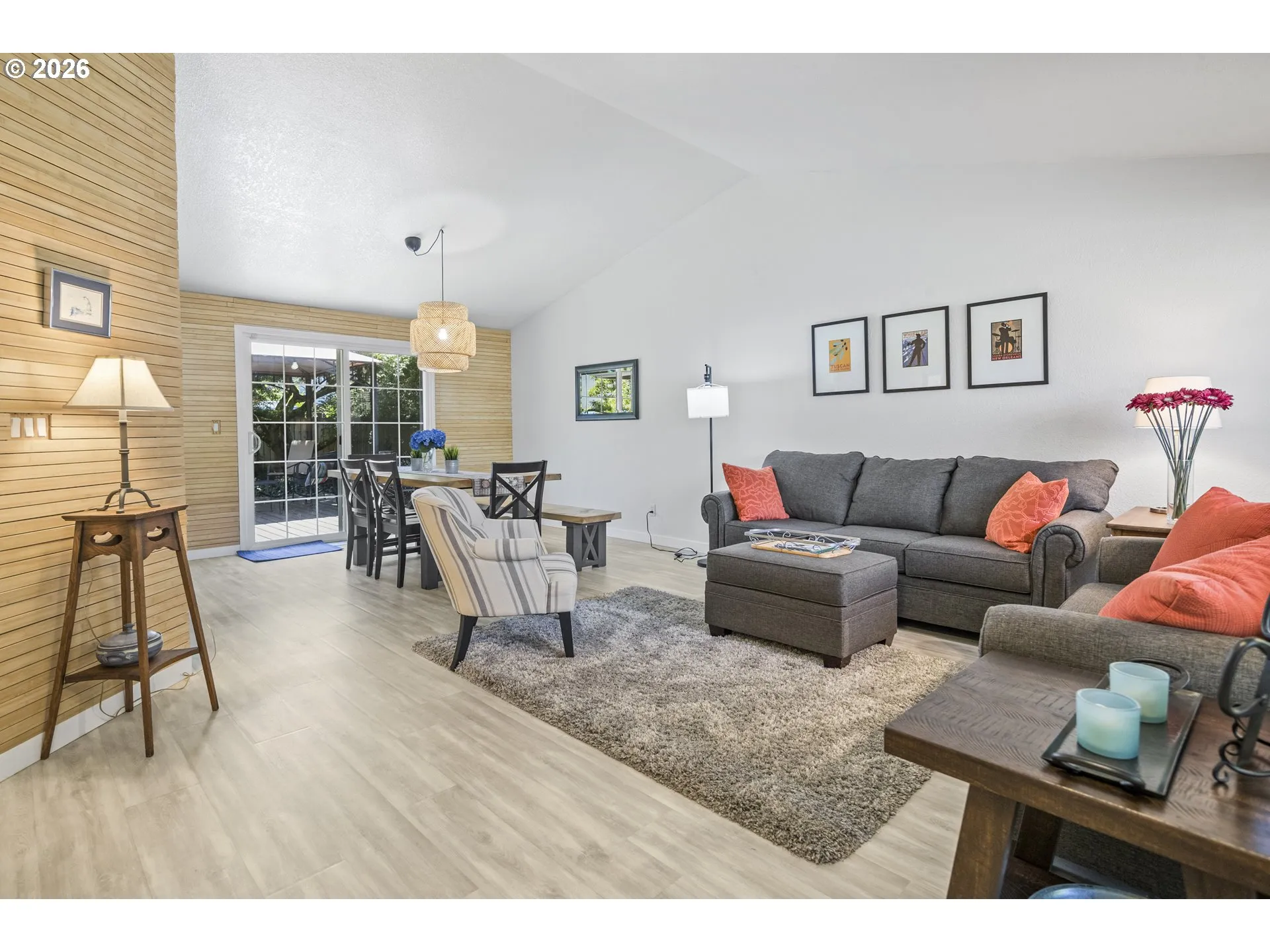 Living Room/Entrance