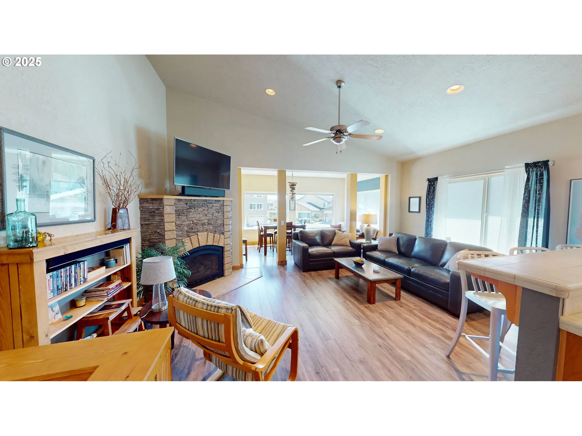Living Room-Fireplace