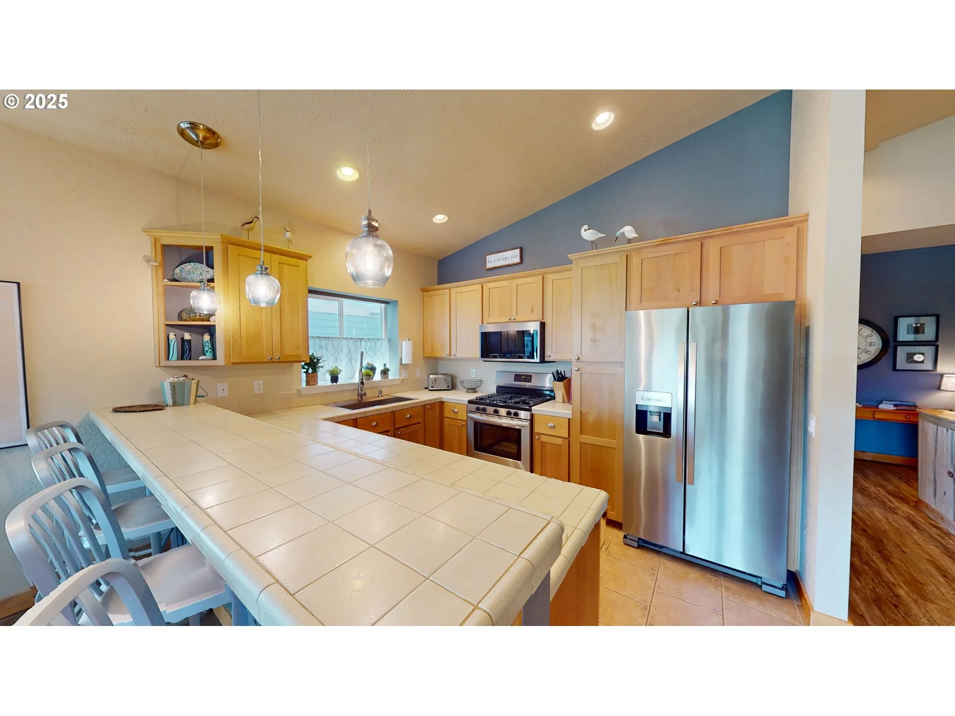 Kitchen-Breakfast Bar