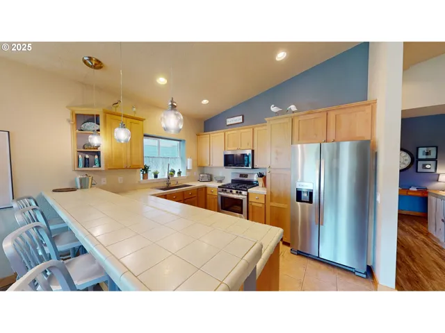 Kitchen-Breakfast Bar