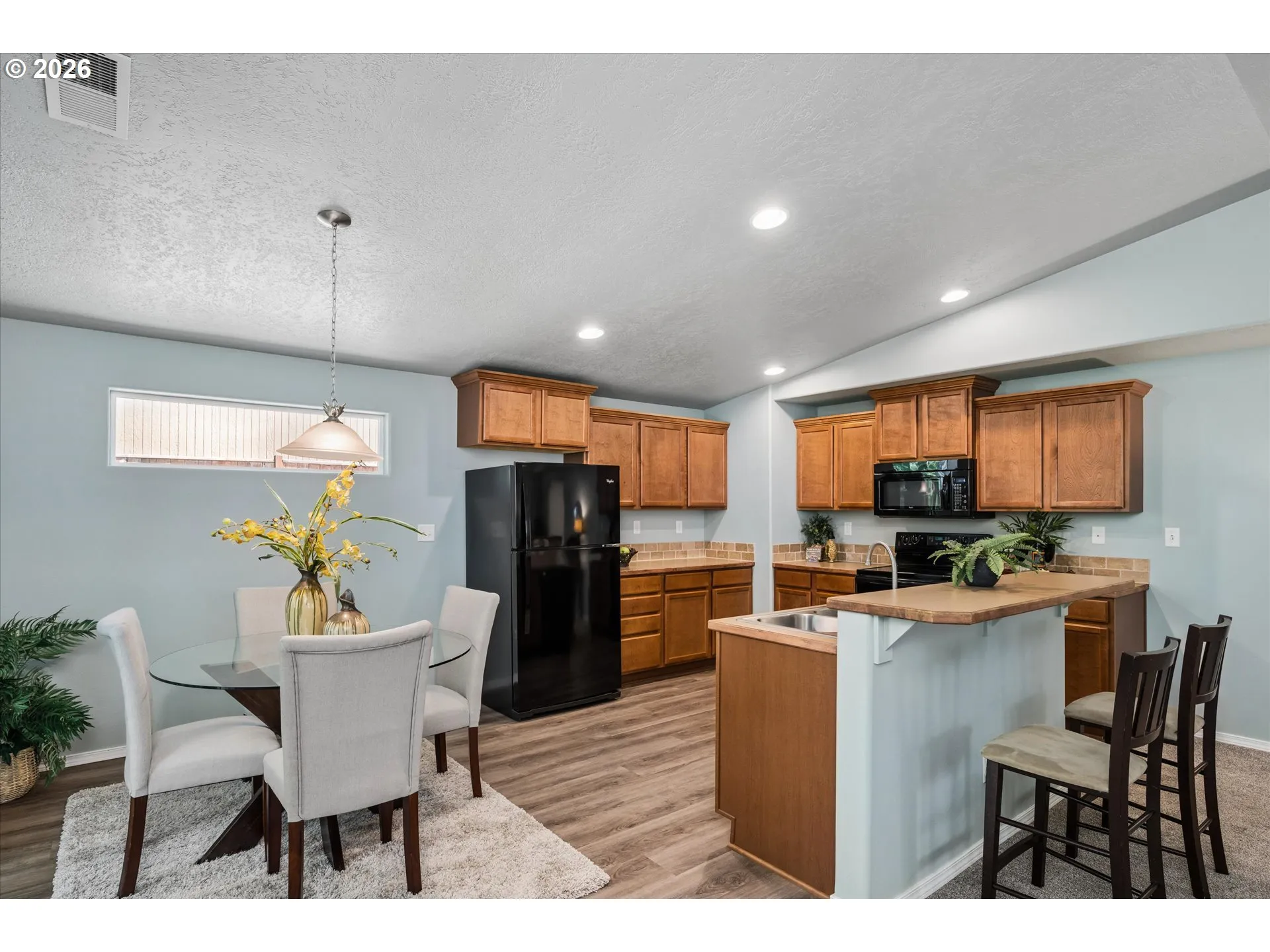 Kitchen-Breakfast Bar